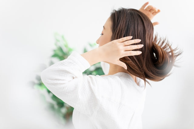 髪の乾燥にはオイルがおすすめ？毛先のパサつきにうるおいとツヤを与える使い方
